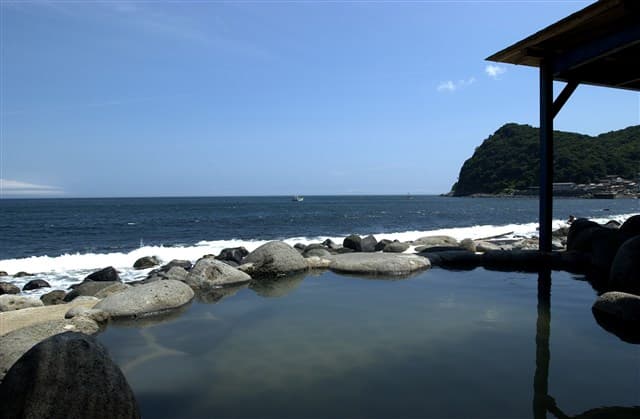 波打ち際でととのう 東伊豆・北川温泉「黒根岩風呂」